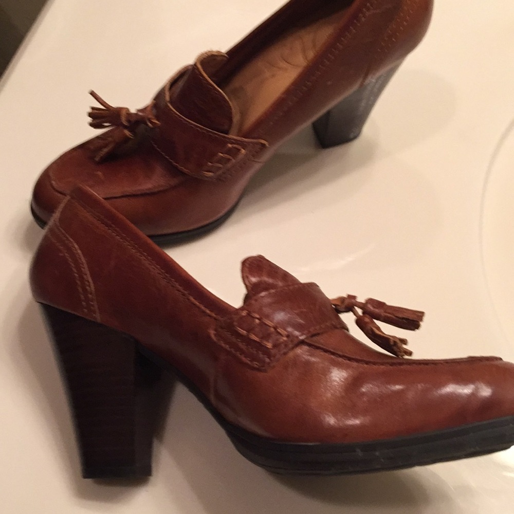 Born heels. Smoke free pet free home. So pretty.